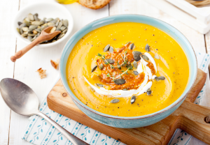 Velouté à la courge, aux noix et aux châtaignes